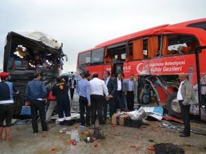 Seçim Otobüsü Kaza Yaptı: 3 Yaralı