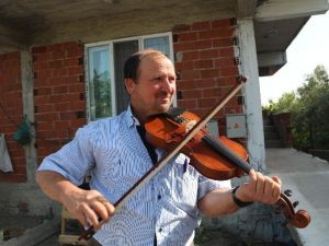 Yağ Tenekesinden Keman Yapan Vatandaşa Gerçek Keman Hediye Edildi