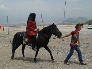 Erciyes’te Atlı Cirit Gösterisi İzleyenleri Hayran Bıraktı