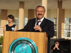 Burhaniye Uygulamalı Bilimler’de Mezuniyet Coşkusu