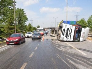 Kontrolden Çıkan Talaş Yüklü Tır Devrildi: 1 Yaralı