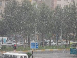 Adıyaman’da Şiddetli Yağmur Ve Dolu Yağışı