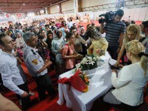 Zahide Yetiş 7. Kitap Fuarında Hayranlarıyla Buluştu