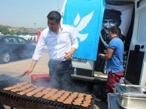 Milletvekili Adayından Vatandaşa Köfte Ekmek