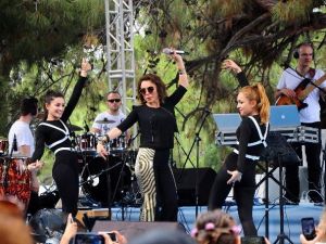 Ziynet Sali Mersin’de Hayranlarını Coşturdu