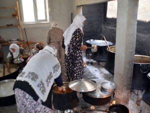 Yaşlı Nine, 45 Yıldır Yağmur Duası İçin Kazan Kazan Pilav Yapıyor