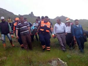 Kayalıklardan Düşen Genç Hayatını Kaybetti