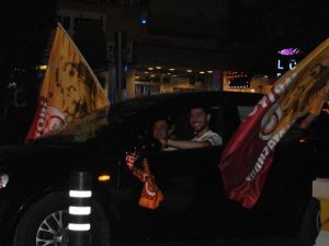 Galatasaray Taraftarları Sokaklara Döküldü