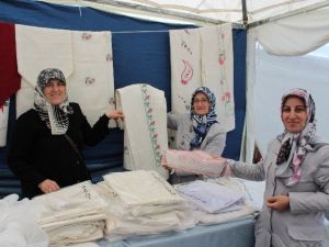 Tekirdağlı Kadınlar Diktikleri Kumaşları Satarak Bağış Yapıyor