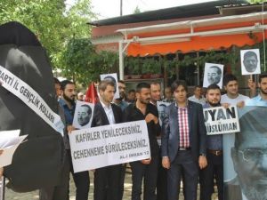 AK Partili Gençler’den Demokrasi Çınarı Altında ‘Darbe’ Protestosu