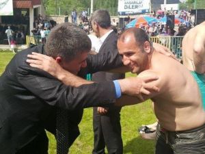 Uzundere’deki Güreş Şenliklerinde MHP Rüzgârı Esti