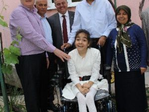 Başbakan’dan Engelli Kız Çocuğuna Akülü Araç