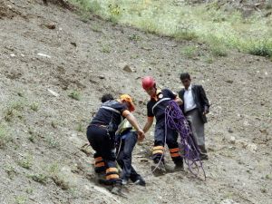 Kayalıklarda Mahsur Kalan Kasap Kurtarıldı