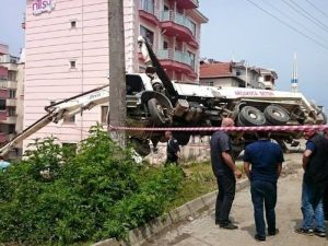 Düzce’de Beton Pompası Devrilmek Üzereyken Durduruldu