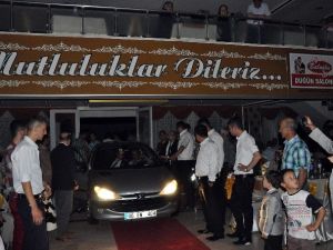 Düğün Salonunda Elektrik Kesilince İçeri Otomobil Sokup Aydınlattılar