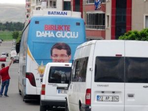 AK Parti Seçim Otobüsüne Silahlı Saldırı