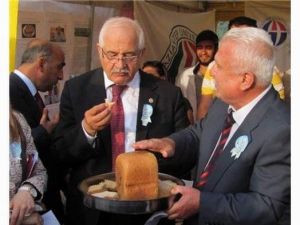 Milletvekili Erdoğan’a Araban’da Bayatlamayan Ekmek İkramı