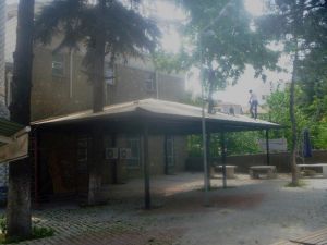 Cami Bahçesine Yapılan Sundurma Tamamlanıyor