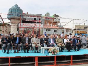 El Sanatları Sergisinin Açılış Töreninde Protokol Yağmura Yakalandı