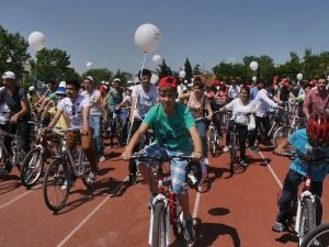 Sağlık Bakanlığı Edirne’de Gençlere Bisiklet Dağıttı