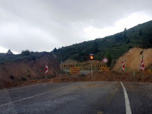 Heyelan Tehlikesi Karayolunu Kapattırdı
