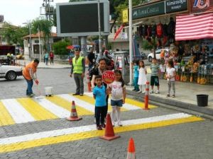 Minik Öğrencilerden Sürücülere ’Yol Ver’ Çağrısı