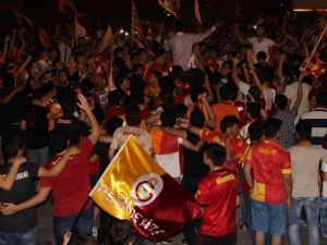 Galatasaray Taraftarları Hatay’da Şampiyonluğu Kutluyor