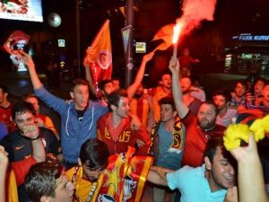 Galatasaray’ın Şampiyonluğu Kocaeli’yi Sokağa Döktü