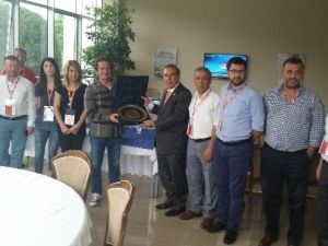 AYSO Yönetim Kurulu Başkanı Şahin’den Zorlu’ya Teşekkür Plaketi
