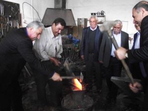 Esnaf Ziyaretine Giden AK Parti Van Milletvekili Alpaslan Demir Dövdü