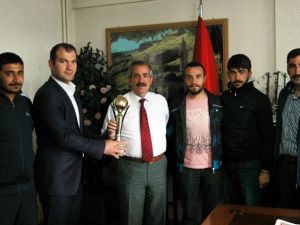 Şampiyonluk Kupası Başkan Gürsoy’a Hediye Edildi