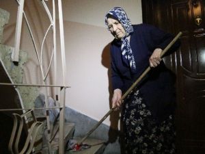 80 Yaşındaki Hatice Nine Hayali İçin Merdiven Siliyor