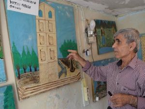 Resim Yaparak Çocuklarını Okutuyor