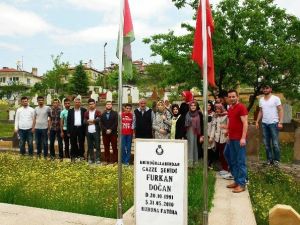 Hisarcık İHH Gönüllüleri Mavi Marmara Gemisi Şehidi Furkan Doğan’ın Mezarını Ziyaret Etti