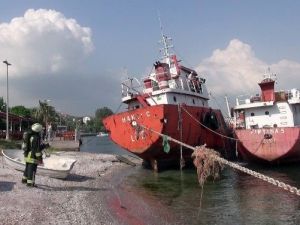 Kocaeli’de Hurda Gemide Çıkan Yangın Korkuttu