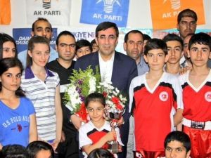 Bakan Yılmaz, Başarılı Sporcuları Kabul Etti