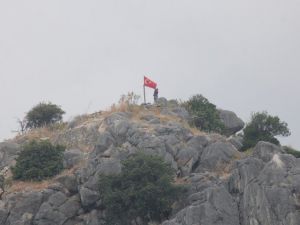 Tepelere Bayrak Dikmeyi İş Edindi