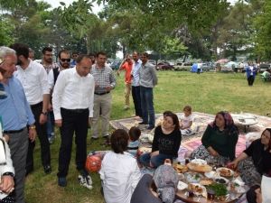 Başkan Üzülmez, Piknikçilerin Keyfine Ortak Oldu