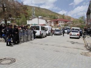 AK Parti Milletvekili Adayları Başkale’de Esnafı Ziyaret Etti
