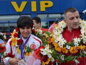 Dünya Boks Şampiyonu Busenaz, Trabzon’da Coşkulu Bir Şekilde Karşılandı