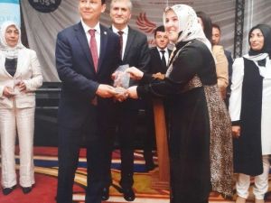 Yılın Hemşireleri Ve Ebeleri Ödüllerini Aldı