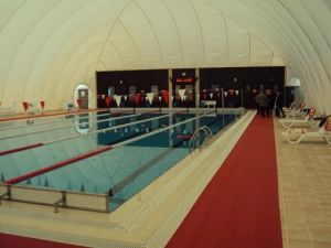 Karacabey Belediyesi’nden LYS’ye Girecek Öğrencileri Havuz Jesti