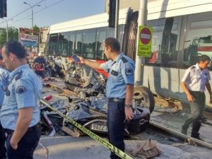 Güngören’de Tramvay Otomobille Çarpıştı: 2 Yaralı