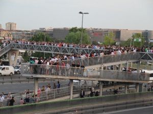 Tramvay Kazası Metrobüse Yönlendirince Üst Geçitte İzdiham Yaşandı