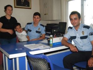 Polis Kaybolan Çocuğu Ailesine Teslim Etti