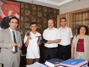 Mucit Çocuğa Altın Ödül