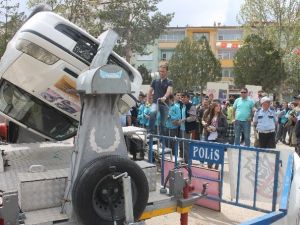 Emniyet Kemerinin Önemini Yaşayarak Öğrendiler