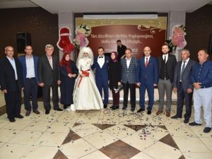 Başkan Üzülmez Yeğenini Evlendirdi