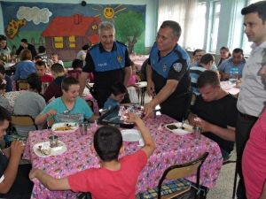 Bartın Polisinden Engelli Öğrencilere Lokum İkramı