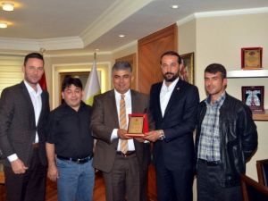 Başkan Özgüven’e Teşekkür Plaketi